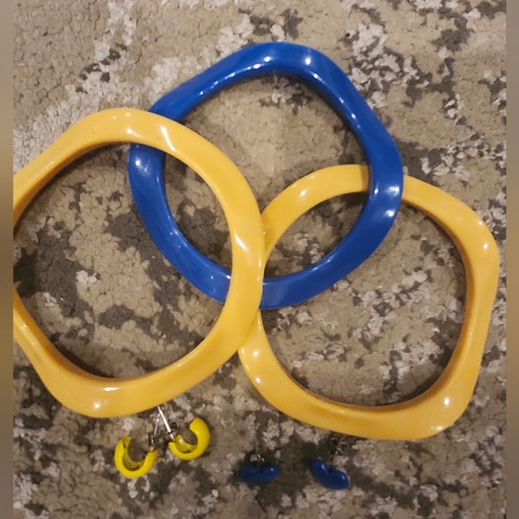 Authentic Original Vintage Style Jewelry - Vintage 1950s Early Plastic Wavy Blue and Yellow Bangles With Matching Earrings